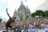 Tour de France 2026 : le bain de foule de Julian Alaphilippe dans la rue Lepic, qui profite de son probable dernier Tour