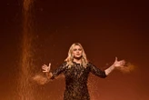 « Je t’aime » : à quelques heures de l’Eurovision, Louane dévoile une rare photo de sa mère décédée en 2014