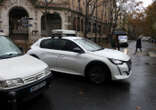 Paris : pour ne pas payer le stationnement, un automobiliste cache sa plaque d’immatriculation avec des palmes de plongée