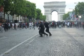 PSG-Inter Milan : tirs de mortier et gaz lacrymogène, premières tensions sur les Champs-Élysées et autour du Parc des Princes
