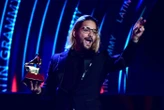 « Ce bébé ne veut pas être là » : le chanteur colombien Maluma interrompt son concert pour dénoncer l’« irresponsabilité » d’une mère