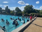 Poissy : un homme sauvé in extremis de la noyade à la piscine