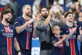 Handball : « Ca donne des émotions, c’est très beau », le maillot de Nikola Karabatic hissé au sommet de Coubertin