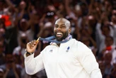 « Mon plaisir est de rendre les gens heureux » : Teddy Riner transforme Clichy en dojo géant et joue le Père Noël