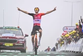 Tour de France : Thymen Arensman remporte la 14e étape, Lenny Martinez prend le maillot à pois