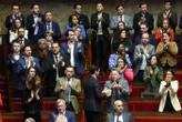 Des journalistes du média d’extrême droite Frontières exfiltrés lors d’un rassemblement de collaborateurs LFI à l’Assemblée
