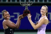 Tennis : les images de la joie de Kristina Mladenovic après son inattendu 29e sacre en double