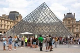 Bijoux volés, malfrats en fuite… Ce que l’on sait du cambriolage dont a été victime le musée du Louvre à l’ouverture