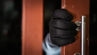 À genoux et couteau sous la gorge : deux touristes brésiliens victimes d’un home-jacking à Paris