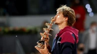 Zverev remonta ante Berrettini y se corona de nuevo en Madrid