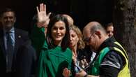 Letizia compra dos cupones al salir de un acto en la ONCE