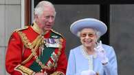 Carlos III conmociona compartiendo una foto besando a Isabel II: 