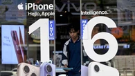 Trump capitula aún más al sacar los teléfonos y los electrónicos de los aranceles del 145% a China