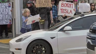 Omead Afshar, mano derecha de Musk en Tesla, deja la compañía por la caída de ventas