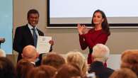 Letizia premia las investigaciones para reducir la muerte de parturientas