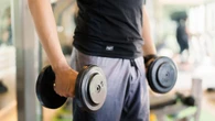 Pillado levantando pesas en un gimnasio un empleado de hotel de baja médica por una hernia discal: despido disciplinario confirmado