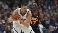 Jokic muestra el camino a los Nuggets ante los Hawks con un triple-doble de récord