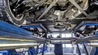 Estafa en la venta de un coche de segunda mano uniendo con silicona las piezas rotas del motor