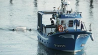 Un hombre intenta matar a su esposa y arroja su cuerpo al mar, pero ella se aferra a la parte trasera del barco, llega a la orilla y le denuncia a la policía