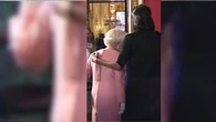 Esta es la razón por la que Michelle Obama rompió el protocolo y abrazó a Isabel II