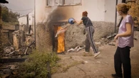 “Esa era mi casa”: el clamor de los vecinos de Ourense que luchan contra las llamas sin medios