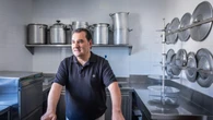 Un cura con alma de chef que da de comer a los pelegrinos del camino de Santiago
