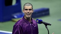 Carlos Alcaraz, sobre su nuevo look: “La verdad es que no me gusta. Mi hermano entendió mal la máquina y la única manera que había de arreglarlo era afeitarlo por completo”