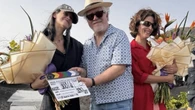 Almodóvar finaliza el rodaje de 'Amarga Navidad' entre besos, abrazos y ramos de flores