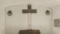 Roban ornamentos de 10 lápidas del cementerio de El Palau d'Anglesola