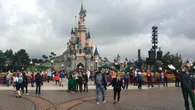 Cuatro detenidos en Disneyland París por simular una boda de una menor de 9 años con un hombre de 22