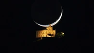 Mira cómo luna creciente se posa sobre la ermita de Sant Ramon