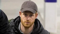 El príncipe Harry llega a Londres sin Meghan Markle para asistir al funeral de su abuelo