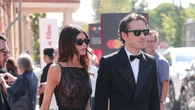 Kaia Gerber y Lewis Pullman confirman su relación en la alfombra roja del Festival de Venecia