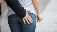Un hombre le toca el culo a una chica tras pedirle una foto en un centro comercial: piden año y medio de cárcel