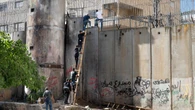 Miles de palestinos arriesgan su vida para entrar a trabajar a Israel