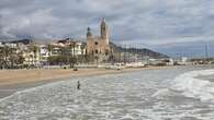 Bañistas en Sitges pese a la mala mar