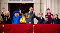 La familia real británica se muestra unida en el balcón de Buckingham después de las palabras del príncipe Enrique