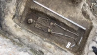 Descubierto debajo de una heladería de Polonia el cuerpo de un misterioso caballero medieval enterrado con una gran losa de piedra caliza