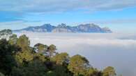 La preciosa niebla baja de Montserrat