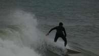 El otoño de los surfistas en Barcelona, ¿cuáles son las mejores playas con olas?