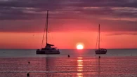 Empúries amanece con el cielo rosado