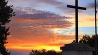 El cielo arrebolado crucificado