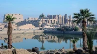 Los antiguos egipcios construyeron el templo de Karnak en una isla emergente en medio del Nilo que emergió desde “las Aguas del Caos”