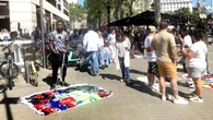 Encuesta: ¿El Ayuntamiento de Barcelona debería aplicar mano dura con el 'top manta'?