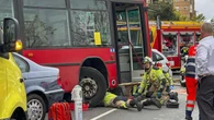 Accidente múltiple en Granada: una mujer queda atrapada bajo un autobús