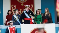 La Familia Real al completo preside el desfile militar del 12-0 con notorias ausencias en los palcos