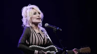 Dolly Parton pospone sus conciertos en Las Vegas casi un año por problemas de salud