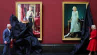 Carlos III y la reina Camilla desvelan sus retratos oficiales en la National Gallery