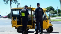 La policía de Palma inmoviliza varios tuk-tuks ilegales que recogían a turistas en la ciudad