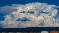 Cumulonimbus-yunque con ligeros pileos